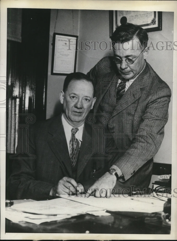 Load image into Gallery viewer, 1931 Press Photo EF Butler &amp; atty Harry Hayward liquor law violation in Kansas
