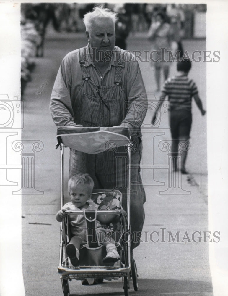 Load image into Gallery viewer, 1971 Press Photo Russell Miller and Grandson Billy Durant at Iowa State Fair
