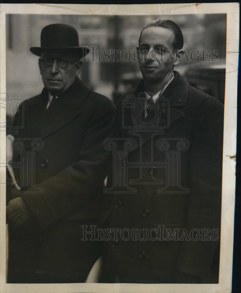 1931 Press Photo Charles T. Pierce Leaves Court with Detective Thomas Croak