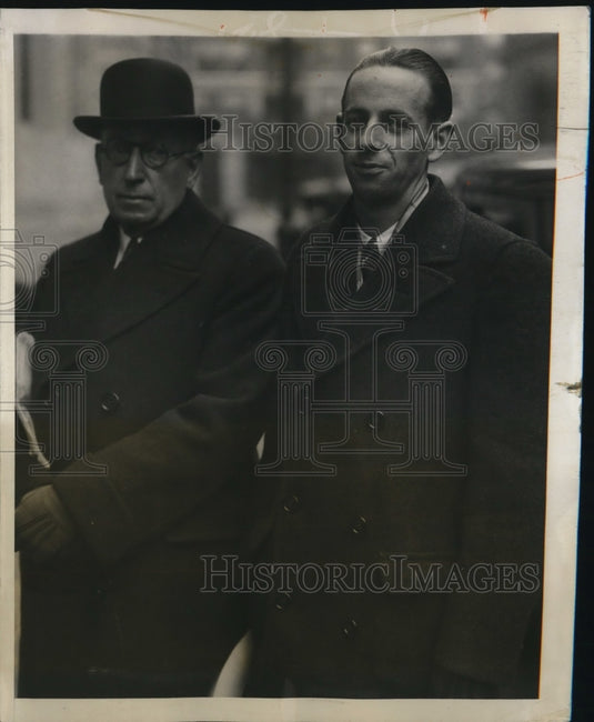 1931 Press Photo Charles T. Pierce Leaves Court with Detective Thomas Croak