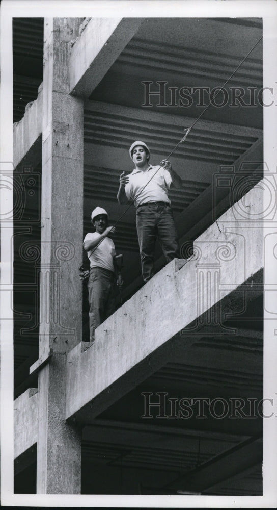 1968 Press Photo Construction Forman, Frank J Perry giving commands - nee10837