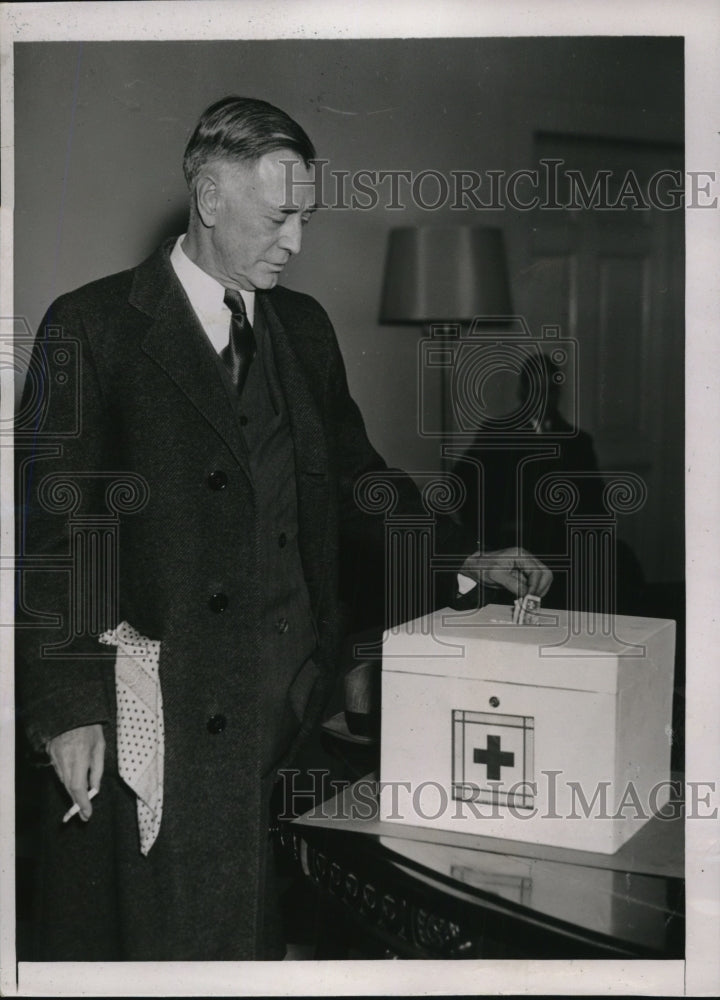 1937 Press Photo Senator Key Pittman of Nev donates to Red Cross - nee11092