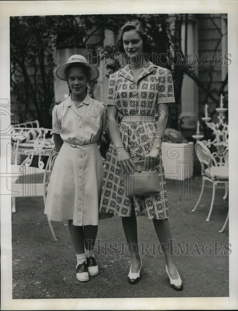 Load image into Gallery viewer, 1941 Press Photo Manhasset NY Lina &amp; Sandra Payson at Greentree Fair - nee11100
