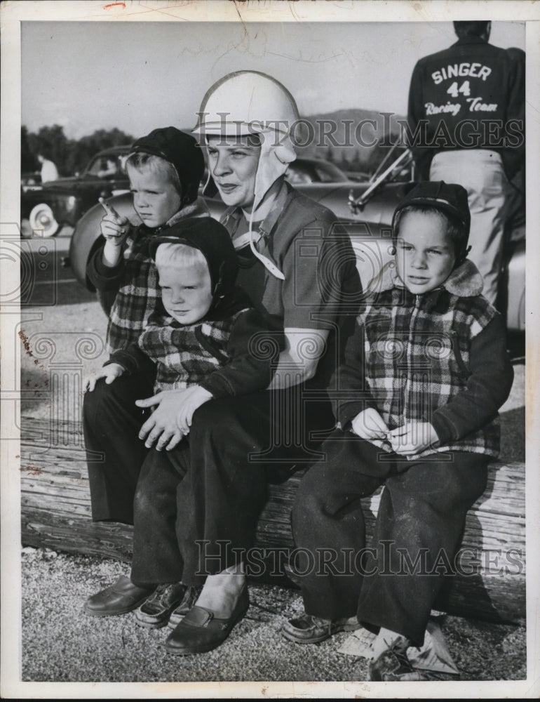 1952 Press Photo Maxine Elmer LA Calif auto race driver with children- Historic Images