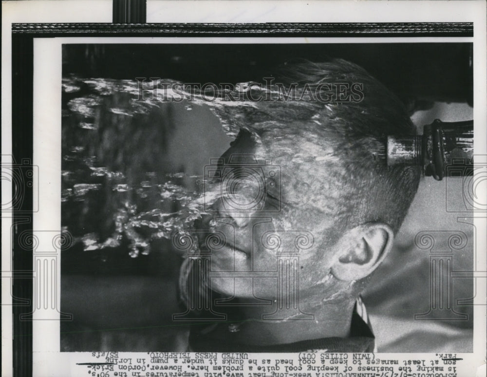 1957 Press Photo Gordon Erickson Cooling off Lorin Park Minneapolis - nee11217