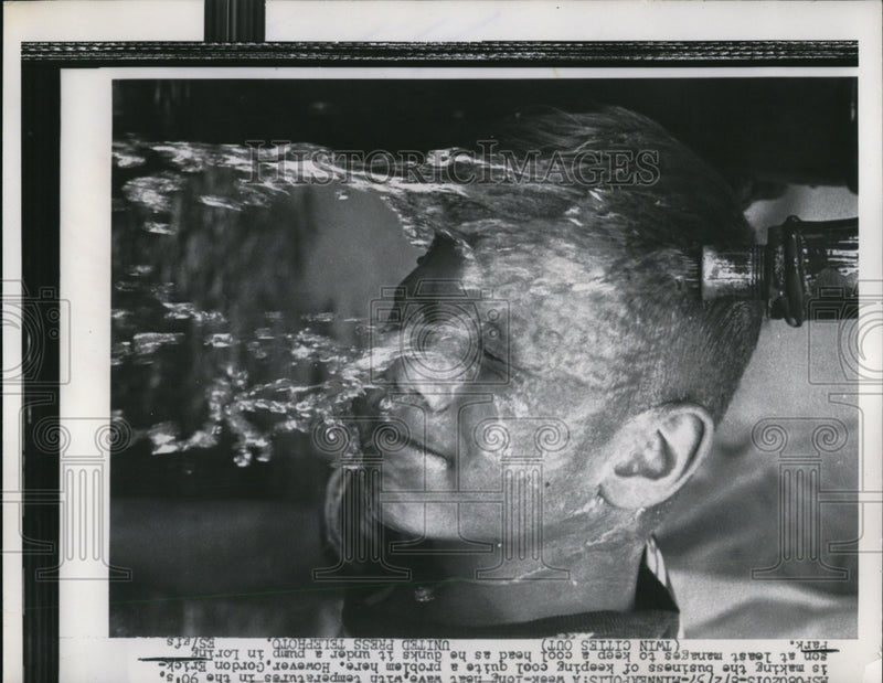 Load image into Gallery viewer, 1957 Press Photo Gordon Erickson Cooling off Lorin Park Minneapolis - nee11217
