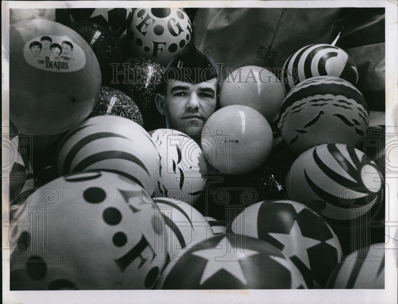 Load image into Gallery viewer, 1964 Press Photo Capt. R.C Prewitt Marines and Toys for Tots - nee11236

