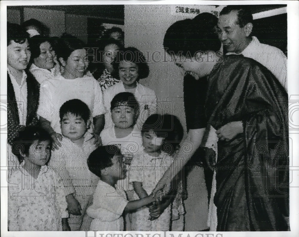 1969 Press Photo India Prime Minister Indira Gandhi & Dr Takehisa Ozura at Hospi