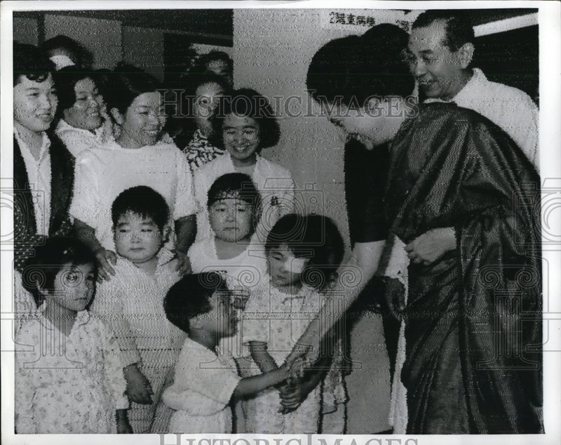 Load image into Gallery viewer, 1969 Press Photo India Prime Minister Indira Gandhi &amp; Dr Takehisa Ozura at Hospi
