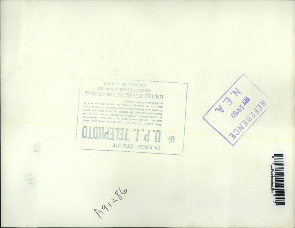 1959 Press Photo Dr Daivd Pitt candidate for Hampstead chats with residents