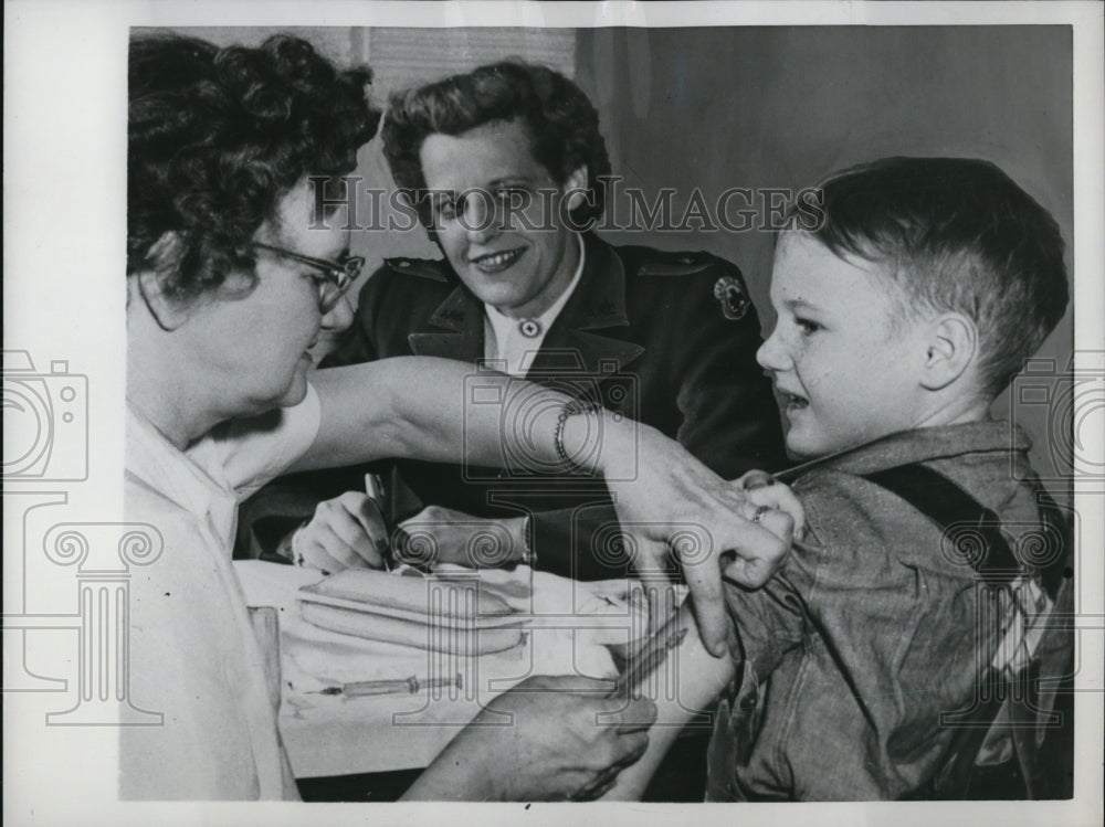 1950 Press Photo Red Cross Nurse J Richardson &amp; S Gonski innoculate child