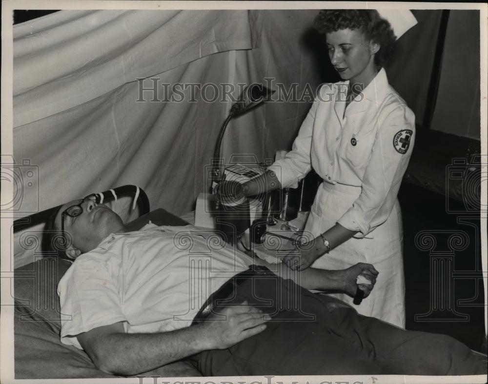 1952 Press Photo Wilbur Park of CIO local &amp; Red Crosss nurse Lucy Locha