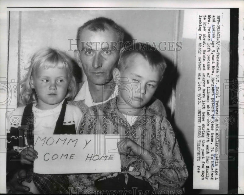 Load image into Gallery viewer, 1958 Press Photo Dary Peters and his Children Robin and Andrew - nee11707
