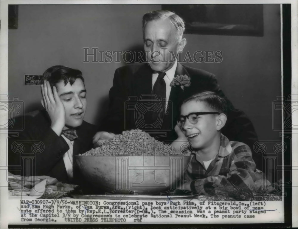 1956 Press Photo Wash DC Congressional pageboys H Pike, H Parlks & Rep Forrester