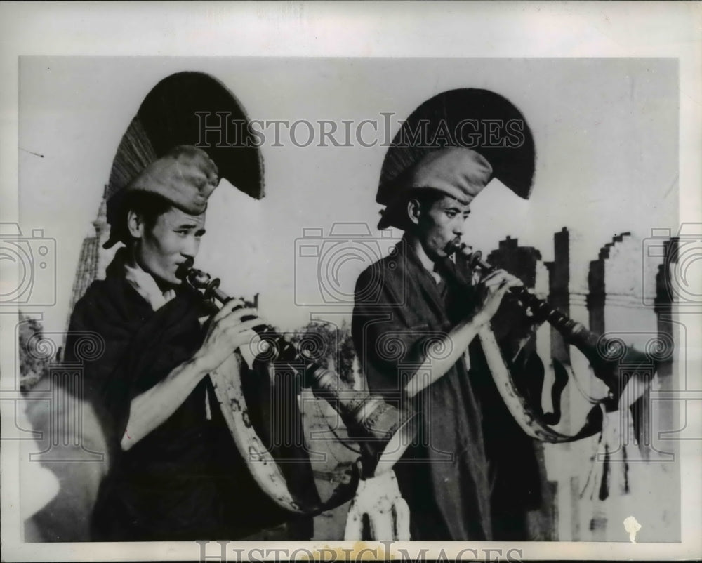 1956 Press Photo Bodh Gaya India Buddhist Lamas blow trumpets