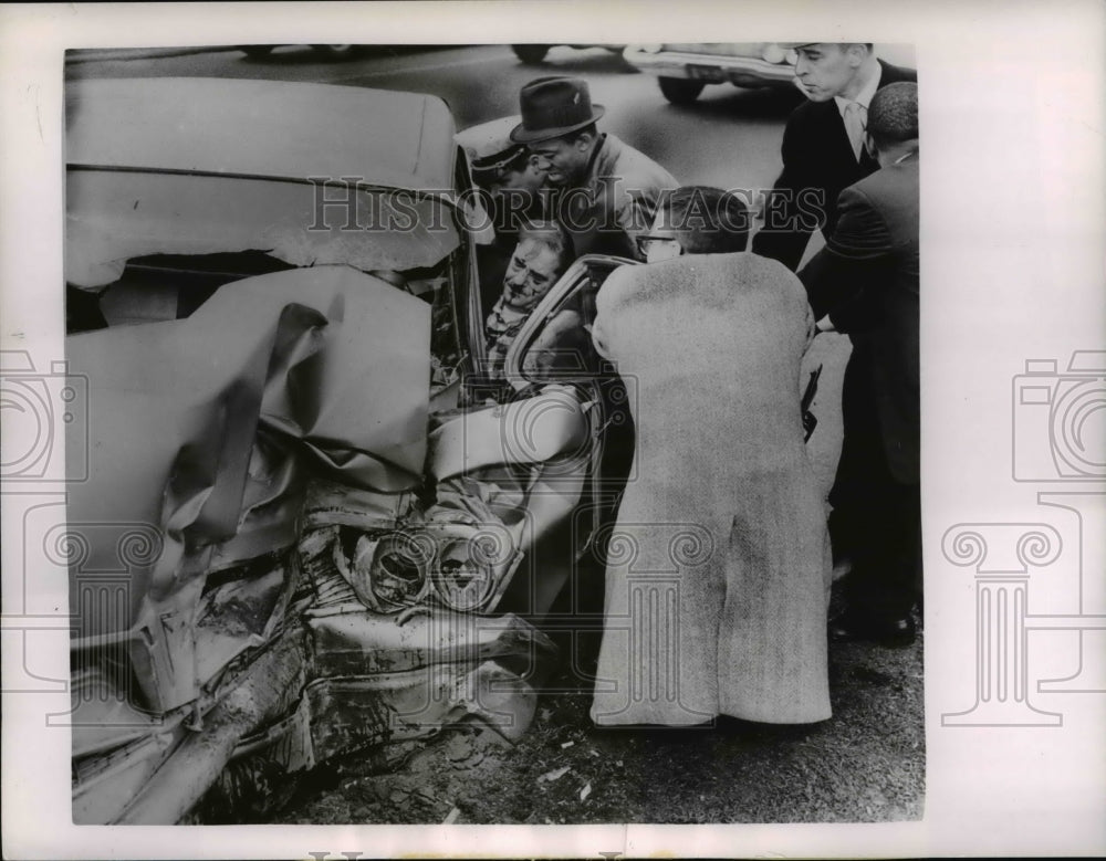 1963 Press Photo Frank Sauer Injured in Car Accident in Chicago - nee11997