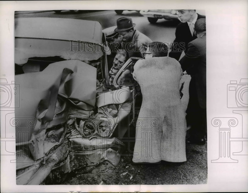Load image into Gallery viewer, 1963 Press Photo Frank Sauer Injured in Car Accident in Chicago - nee11997
