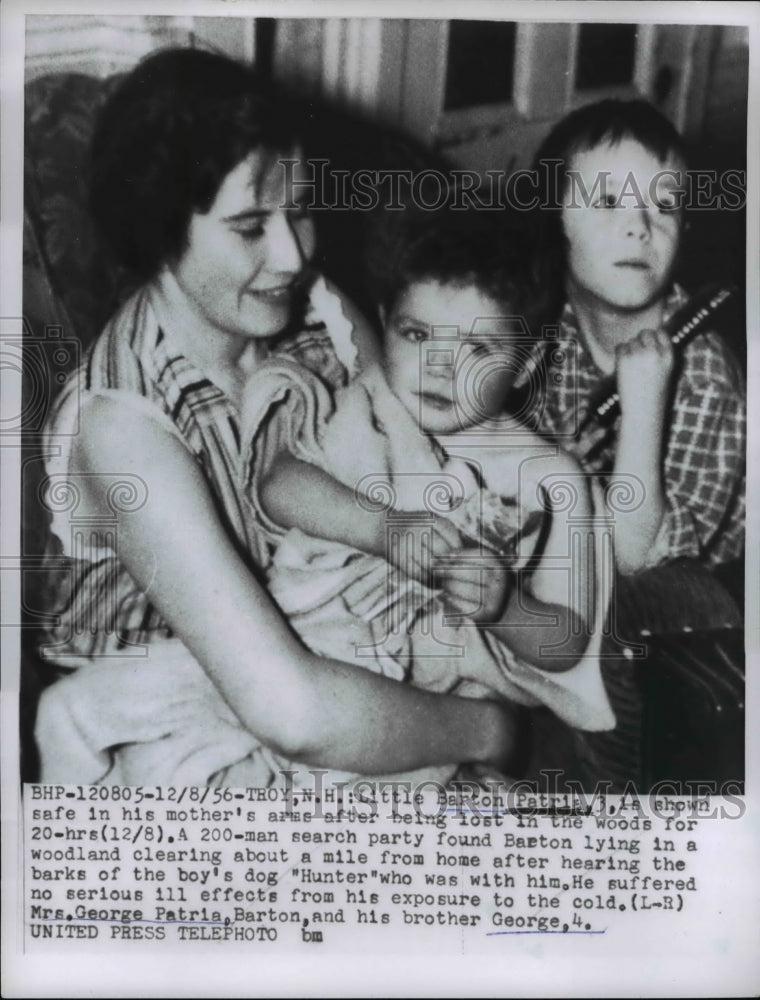Load image into Gallery viewer, 1956 Press Photo Toddler Barton Patria with Family After Woods Rescue
