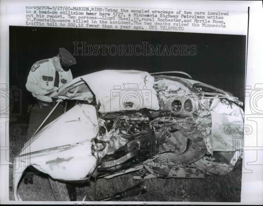 1960 Press Photo Marion Minn police at scene of two car head on collision