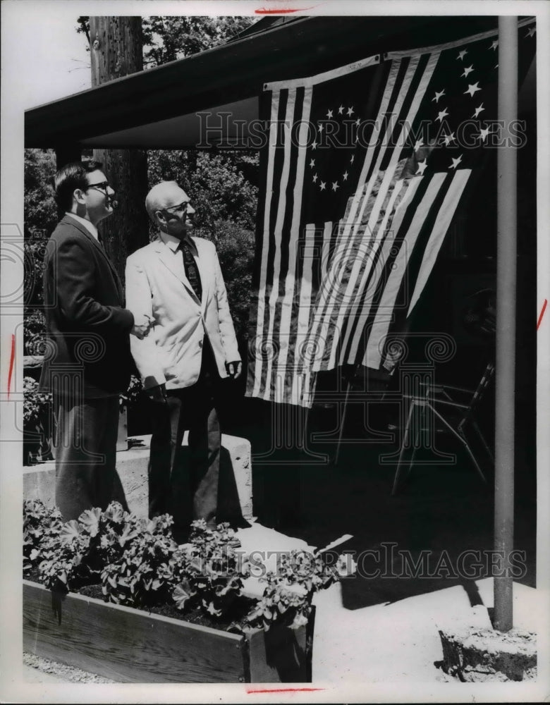 Load image into Gallery viewer, Press Photo Barney Kemter &amp; election flags at his Pennisiula home - nee12323
