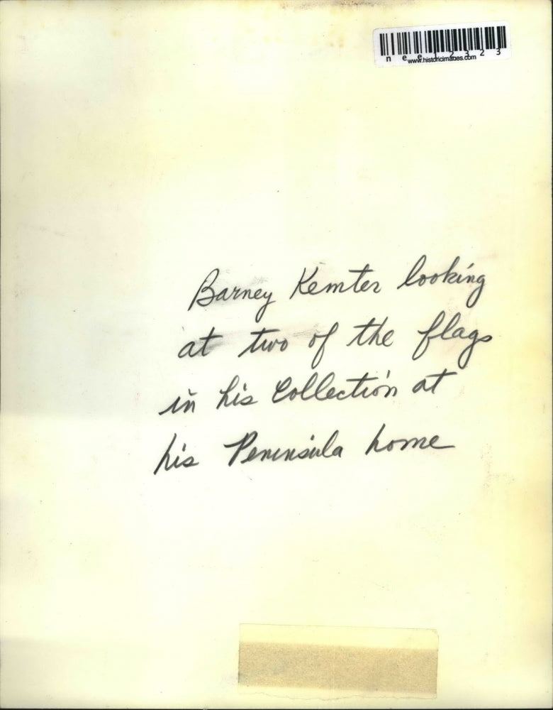 Press Photo Barney Kemter & election flags at his Pennisiula home - nee12323