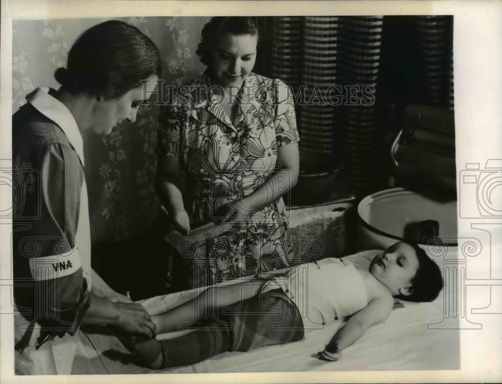 1943 Press Photo National Foundation for Infantile Paralysis Treating Child
