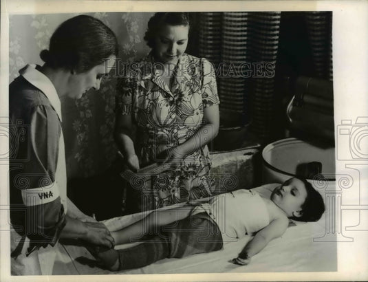 1943 Press Photo National Foundation for Infantile Paralysis Treating Child