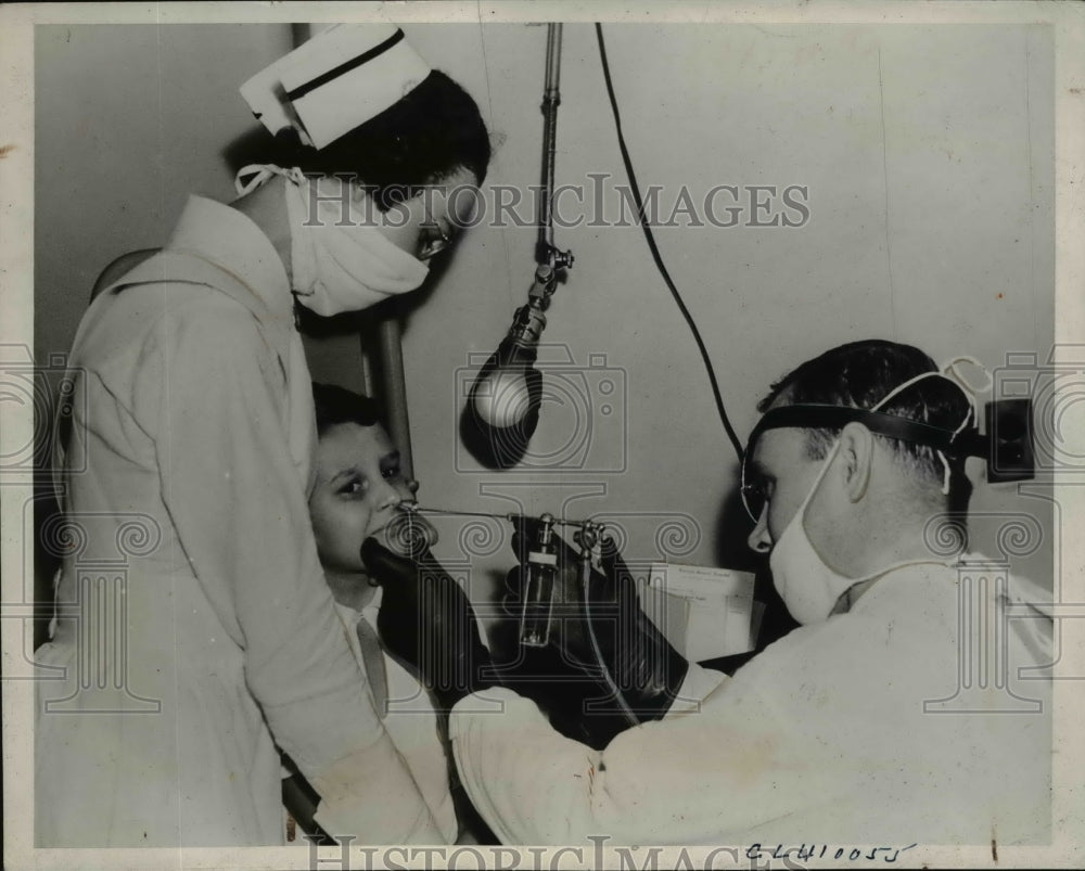 1937 Press Photo Toronto Doctors Fight Increase in Infantile Paralysis