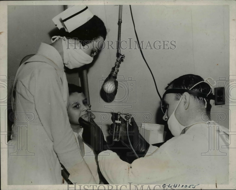 Load image into Gallery viewer, 1937 Press Photo Toronto Doctors Fight Increase in Infantile Paralysis
