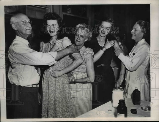 1947 Press Photo Dr Edward Papik Vaccinates Sante Fe Railroad Workers Chicago