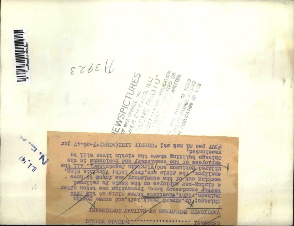 1947 Press Photo Dr Edward Papik Vaccinates Sante Fe Railroad Workers Chicago