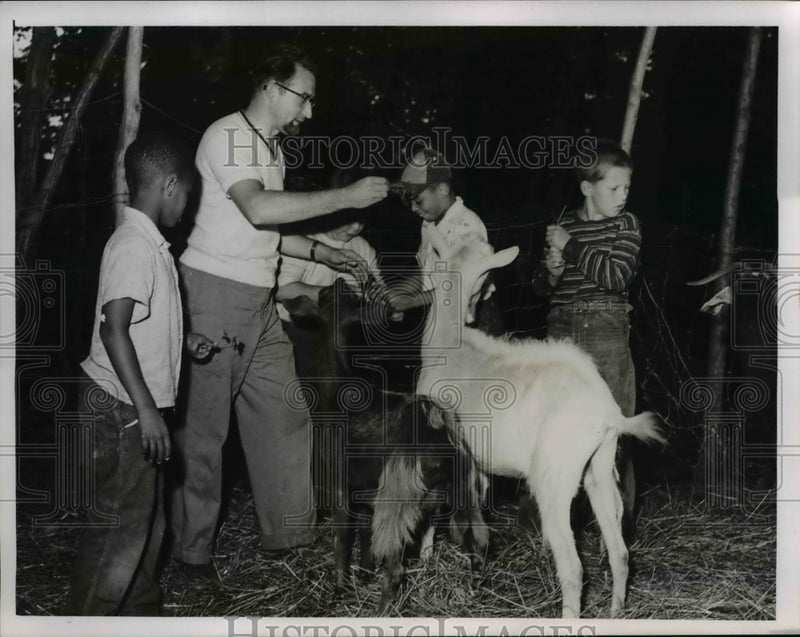 Load image into Gallery viewer, 1959 Press Photo Hiram House Camp Counselor Richard Kuhnle, Kids Feed Goats
