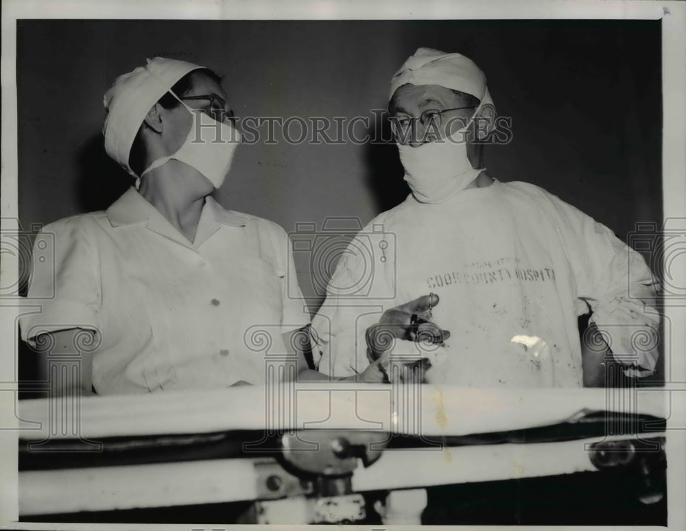 1948 Press Photo of a cancer surgery in Chicago. - nee12900