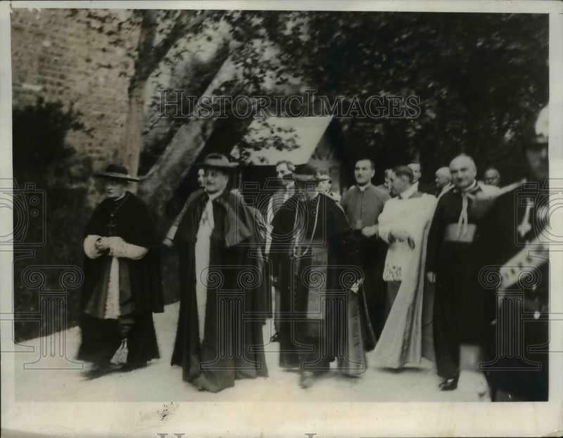 Load image into Gallery viewer, 1932 Press Photo Pope Pius XI Strolls in Garden of The Vatican - nee12957
