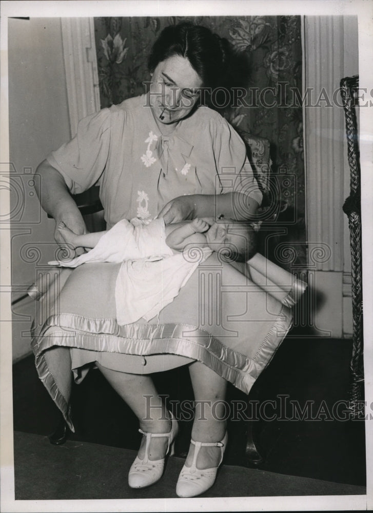Load image into Gallery viewer, 1938 Press Photo La Calif Mrs Ethel Pardee Gaynor &amp; baby Olvera - nee13185
