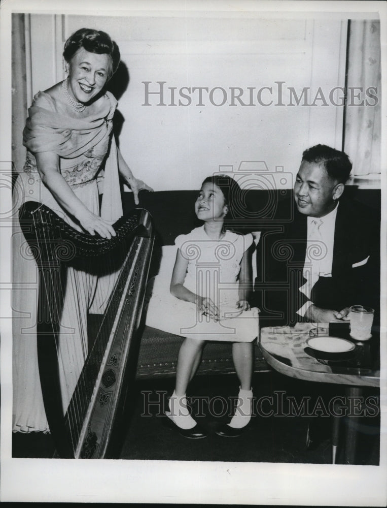 1961 Press Photo of Mildred Dalling (L) Yang- Di-Pertuan Agong and his daughter.- Historic Images