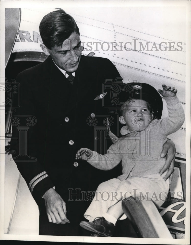 1941 Press Photo Ozburn Taylor & Pilot OE Taylor Kid Likes to Fly- Historic Images