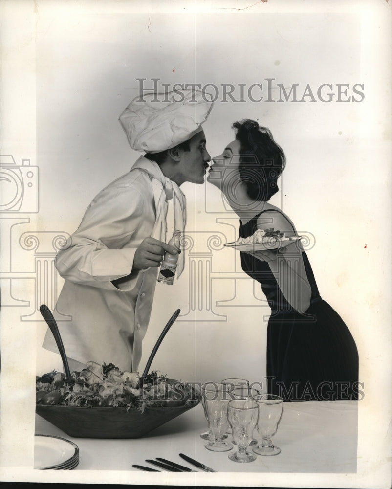 1958 Press Photo Monsieur Piquew uses Magic Instant Garlic & Onion in salads