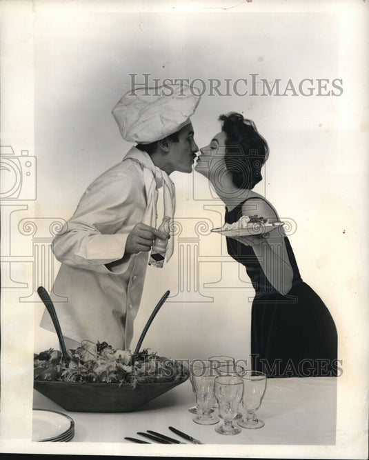 1958 Press Photo Monsieur Piquew uses Magic Instant Garlic & Onion in salads