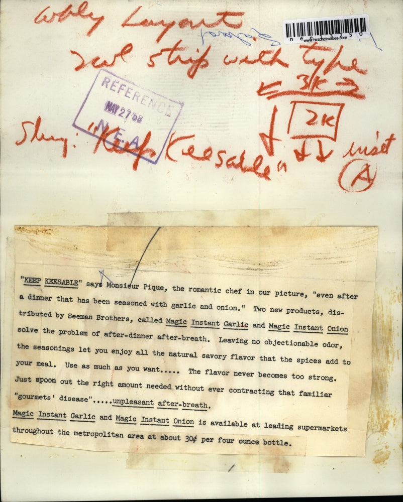 1958 Press Photo Monsieur Piquew uses Magic Instant Garlic & Onion in salads