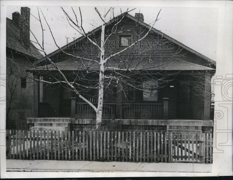 Load image into Gallery viewer, 1934 Press Photo Harry Mack home in Indianapolis Ind held wife &amp; kids hostage
