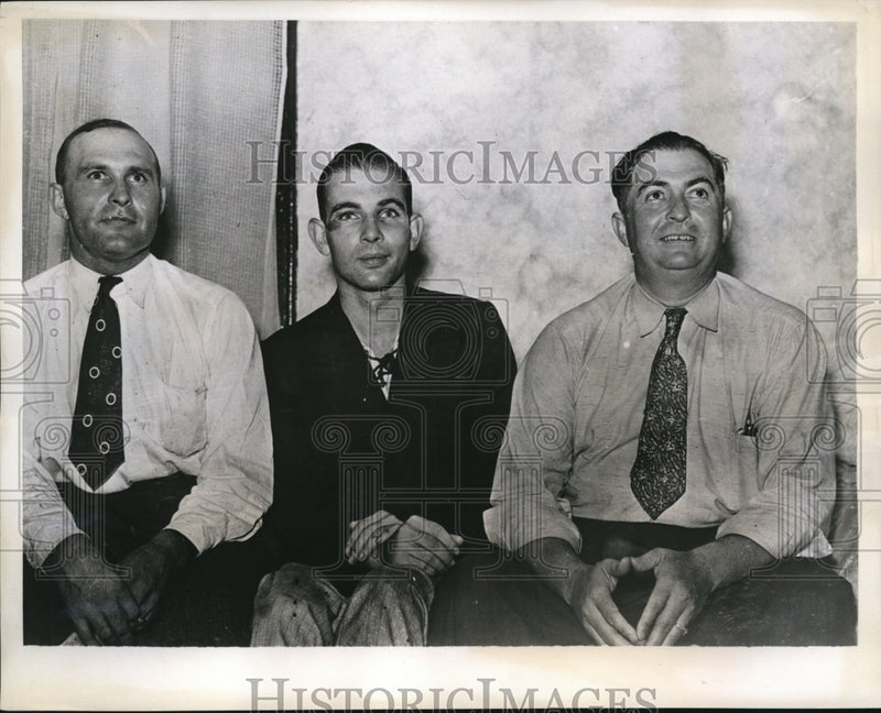 Load image into Gallery viewer, 1938 Press Photo Robber James Godwin freed by his companion Bill Wilson
