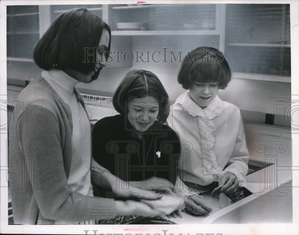 Press Photo Women in Kitchen Baking Cookies - nee13469