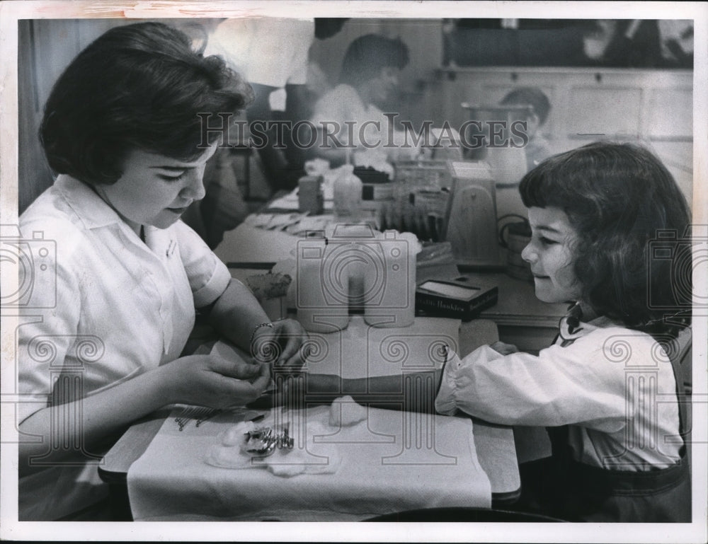 1963 Press Photo Ingrid Gilbertson, Nurse & Diane Lynn Spies - nee13629