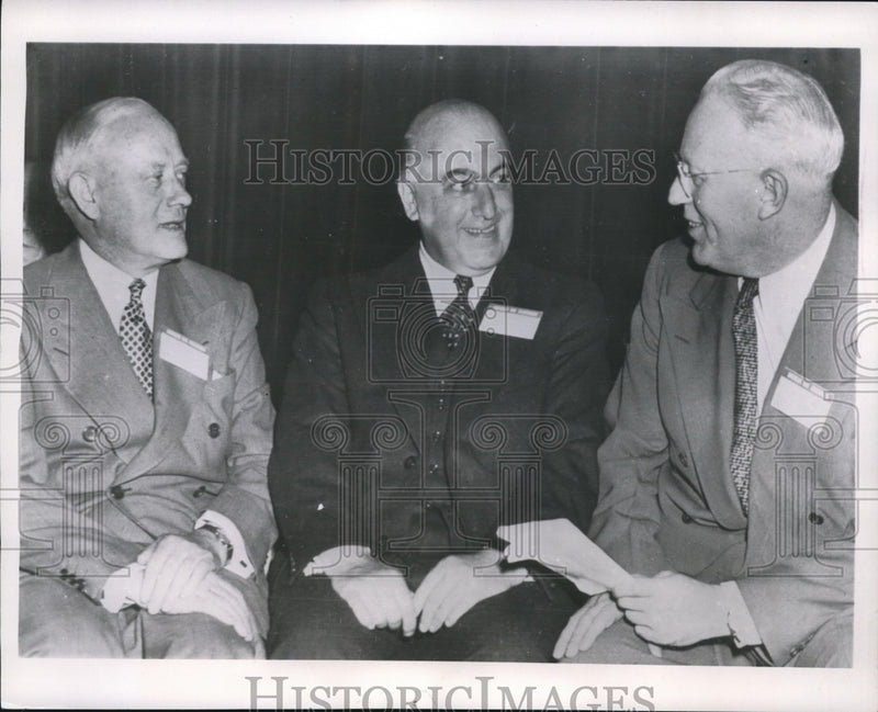 Load image into Gallery viewer, 1954 Press Photo Warren,Macaulay &amp; Fyfe at American Bar Assoc Convention in Ill,
