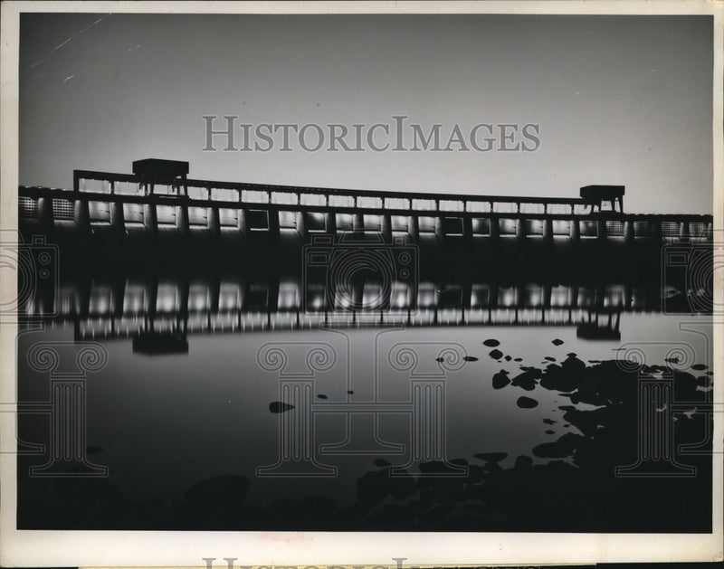 Load image into Gallery viewer, 1963 Press Photo Massena, NY night view of Long Sault Spillway Dam - nee13735
