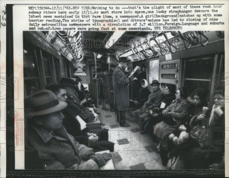Load image into Gallery viewer, 1962 Press Photo New York subway riders - nee13737
