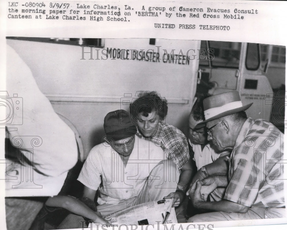 1957 Press Photo Lake Charles, LA evacuees- Historic Images