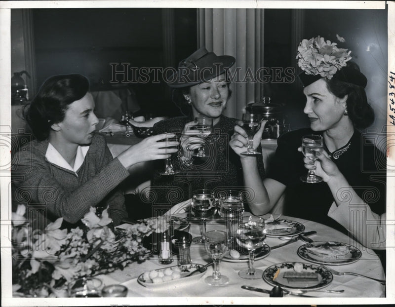 Load image into Gallery viewer, 1940 Press Photo of Miss Mary Rogers, Mrs. Theodore Potts, Miss Eleanore Roberts
