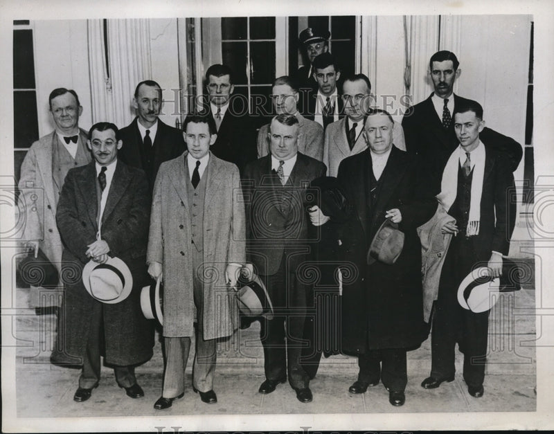 Load image into Gallery viewer, 1934 Press Photo United Automobile Workers of America outside White House
